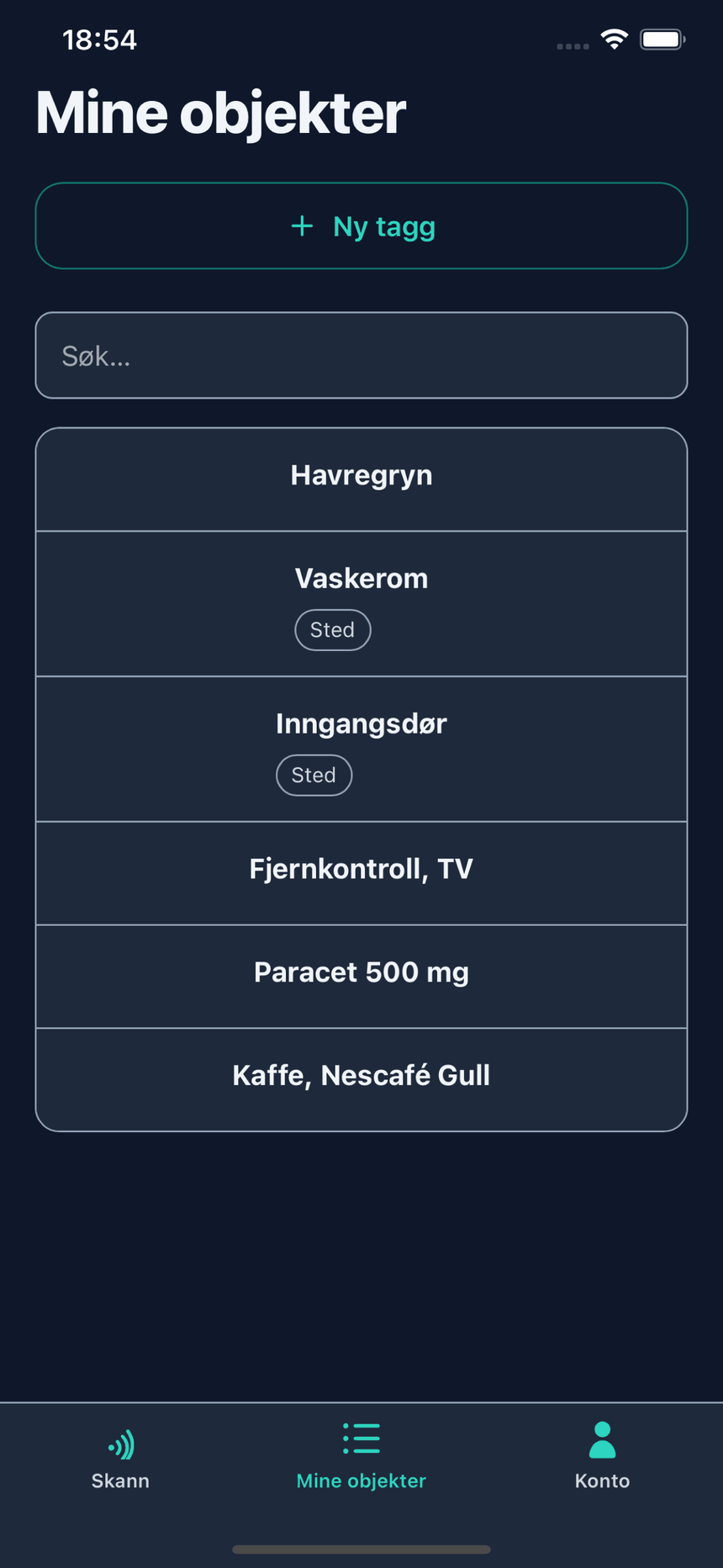 Skærmen Mine objekter: en knap til at oprette et nyt objekt og et søgefelt øverst, derefter seks mærkede poster — Havregryn, Bryggers og Hovededør, hvor de to sidste er markeret som sted, samt TV-fjernbetjening, Paracetamol 500 mg og Nescafé Gull-kaffe.